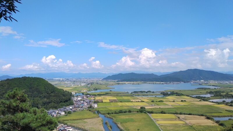 琵琶湖と水田の眺望