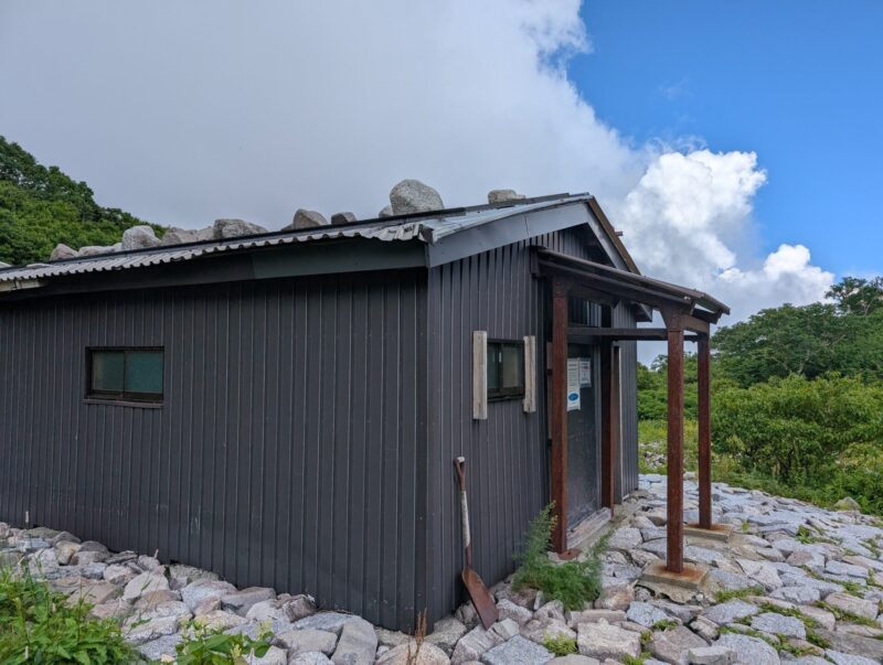 空木岳避難小屋