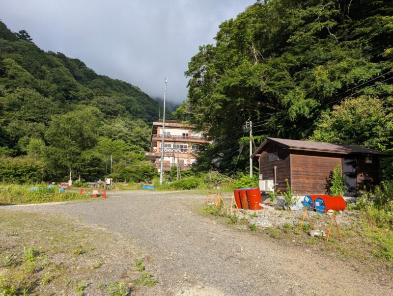 御座石鉱泉登山口