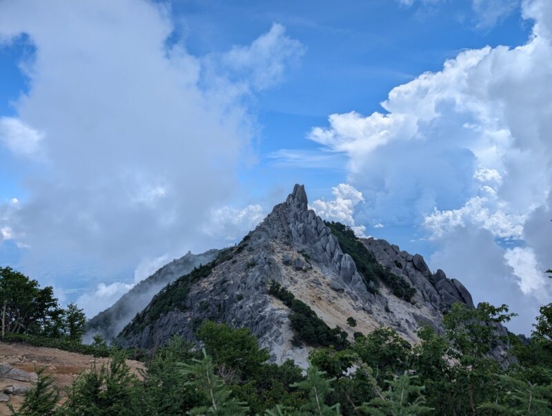 地蔵岳のオベリスク