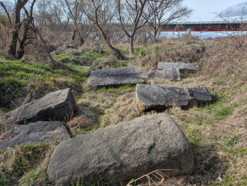 京都府木津川市の開橋の下にある残念石